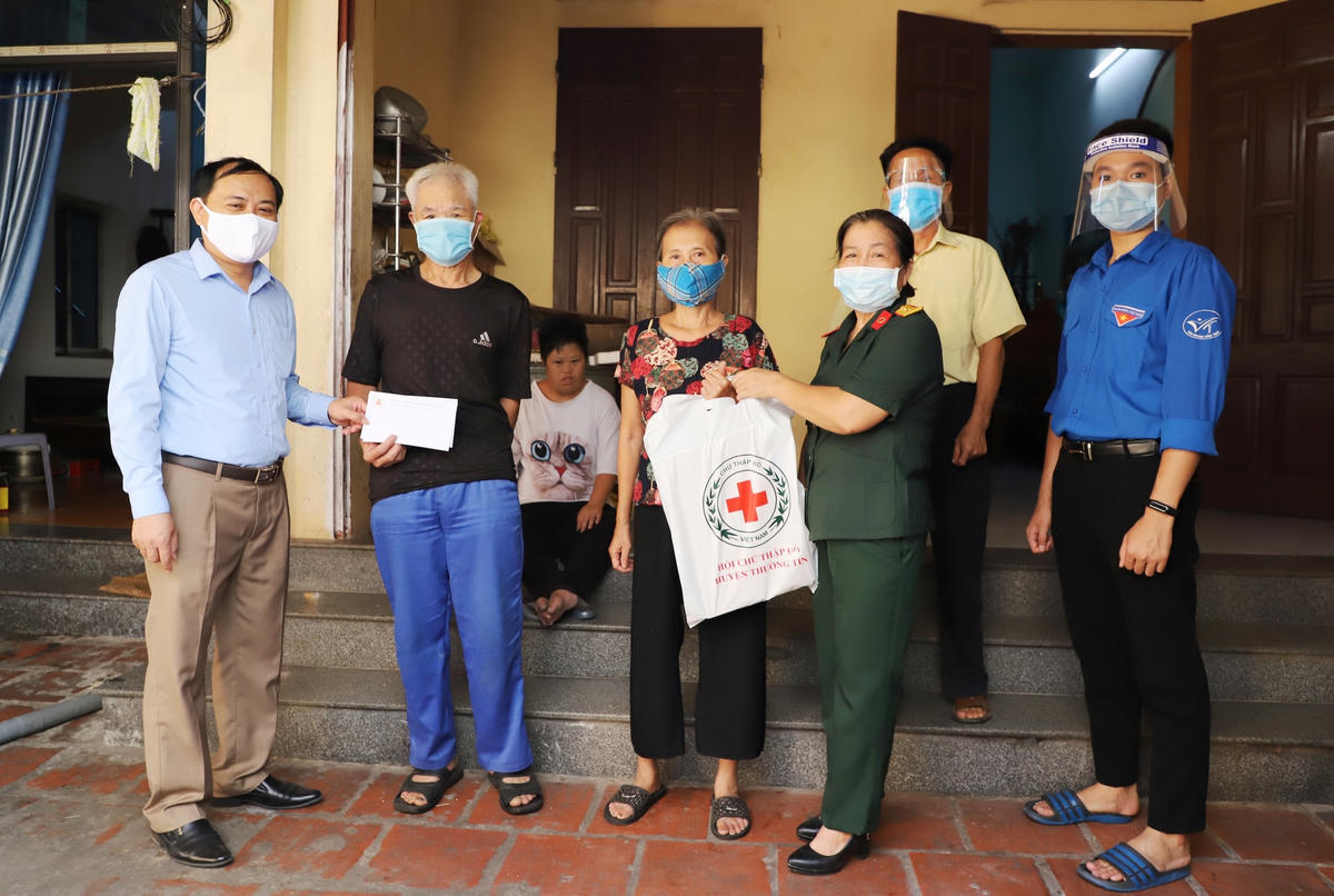 Ông Bùi Công Thản, Phó Chủ tịch UBND huyện Thường Tín thăm và trao quà cho các gia đình bị nhiếm chất động da cam dioxin.