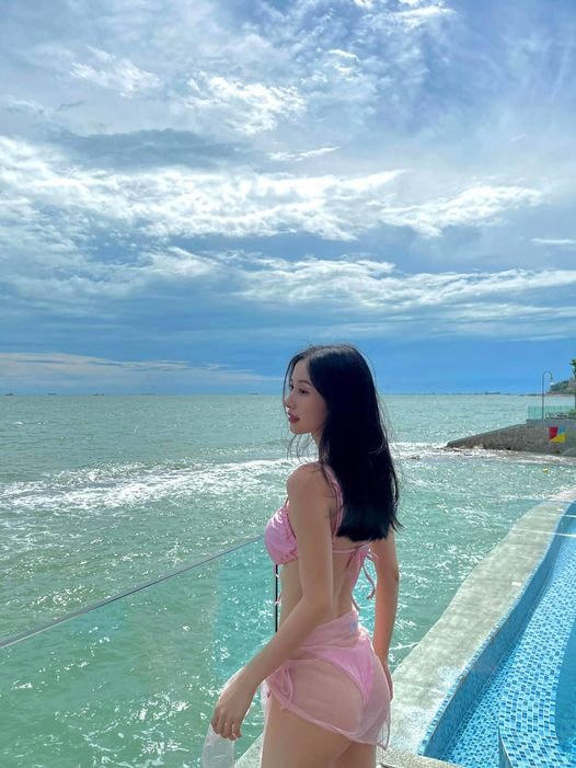 Diễn viên Jun Vũ hút ánh nhìn với vòng eo con kiến.