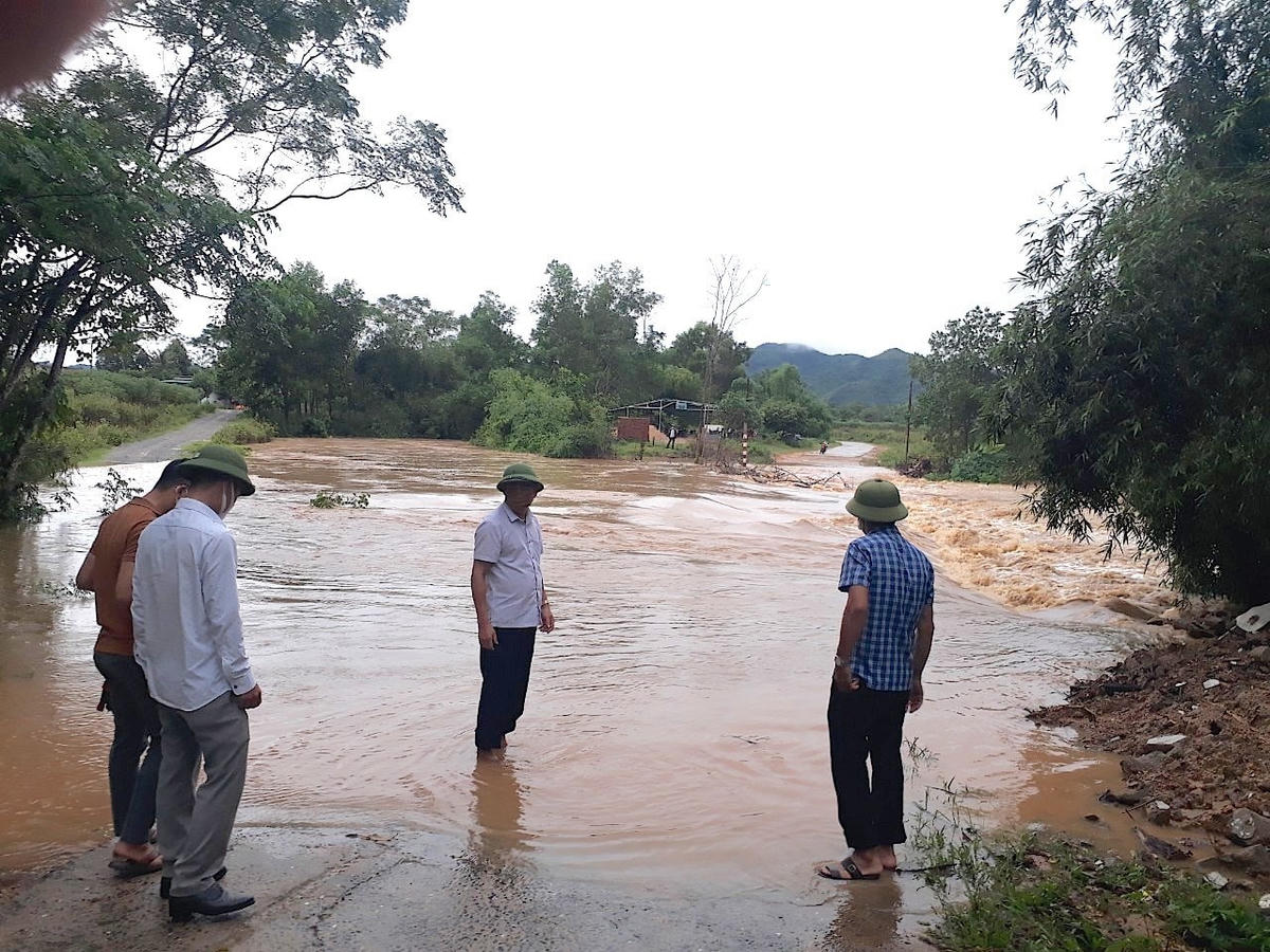 Tuyến đường liên xã tại xã Thanh Xuân, huyện Thanh Chương bị chia cắt do lũ.