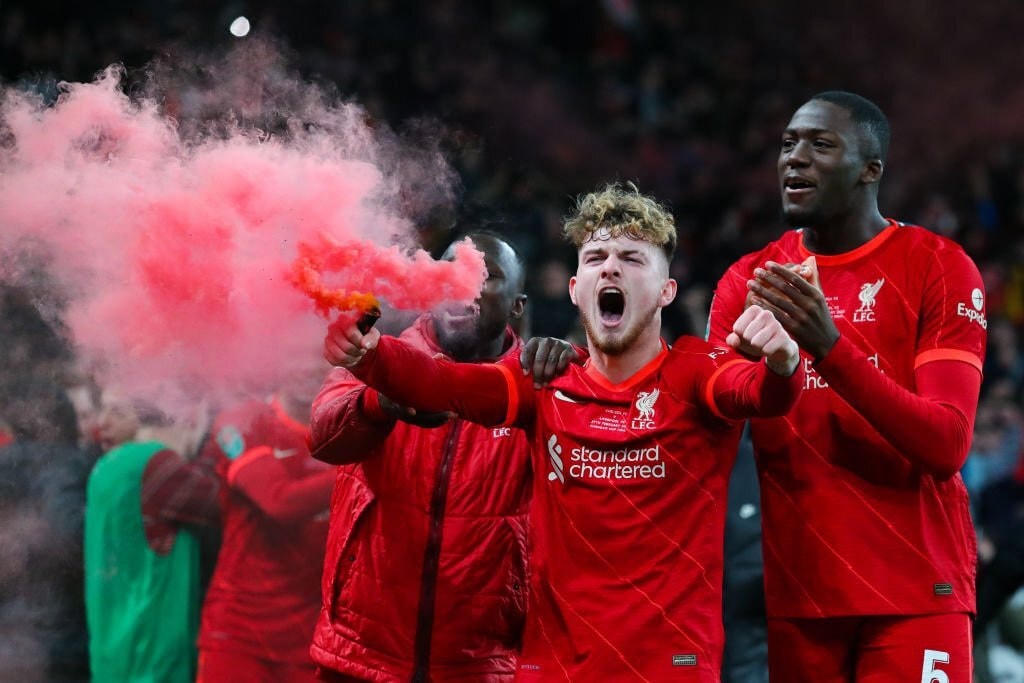 Cầu thủ trẻ Elliott cầm pháo khói ăn mừng trên sân Wembley.