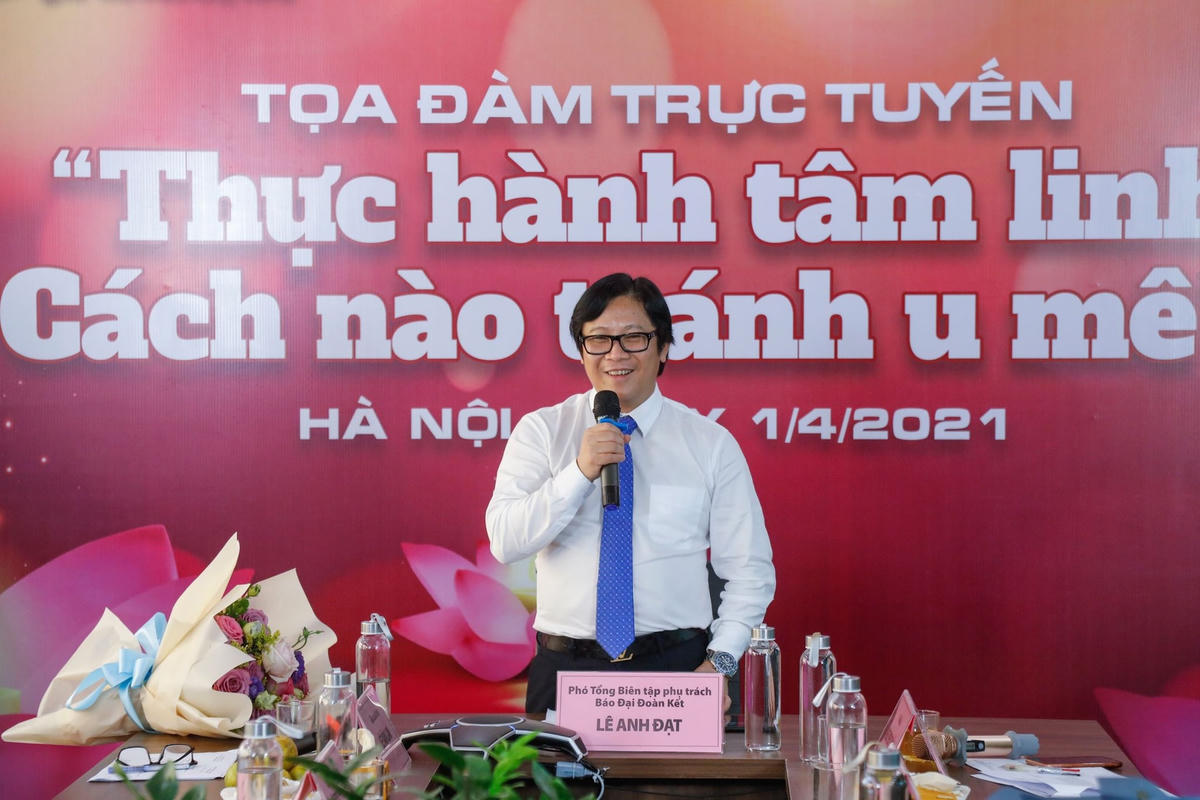 Nhà báo Lê Anh Đạt phát biểu kết thúc tọa đàm. Ảnh: Quang Vinh.
