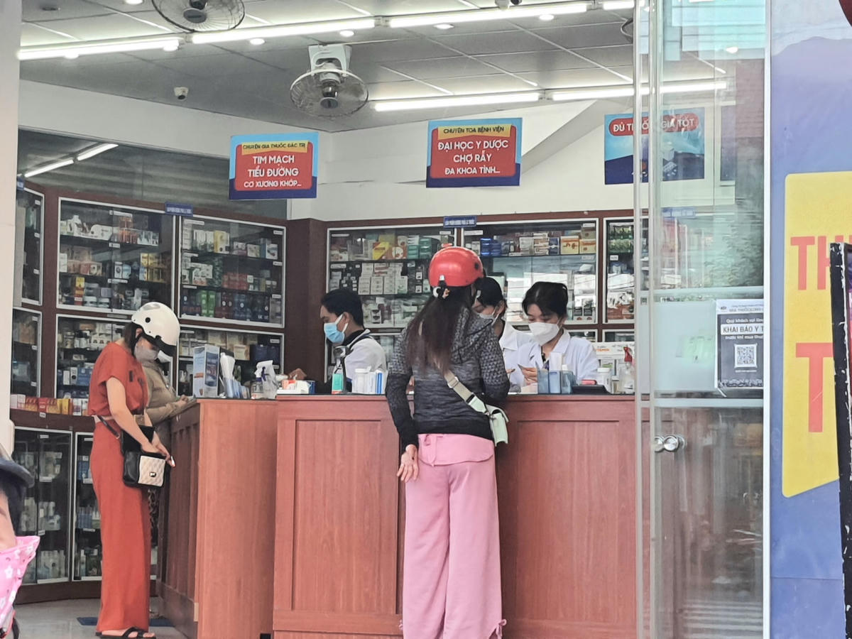 Những ngày qua các cửa hàng thuốc tây trên địa bàn TP Bạc Liêu rất đông người dân đến mua thuốc.