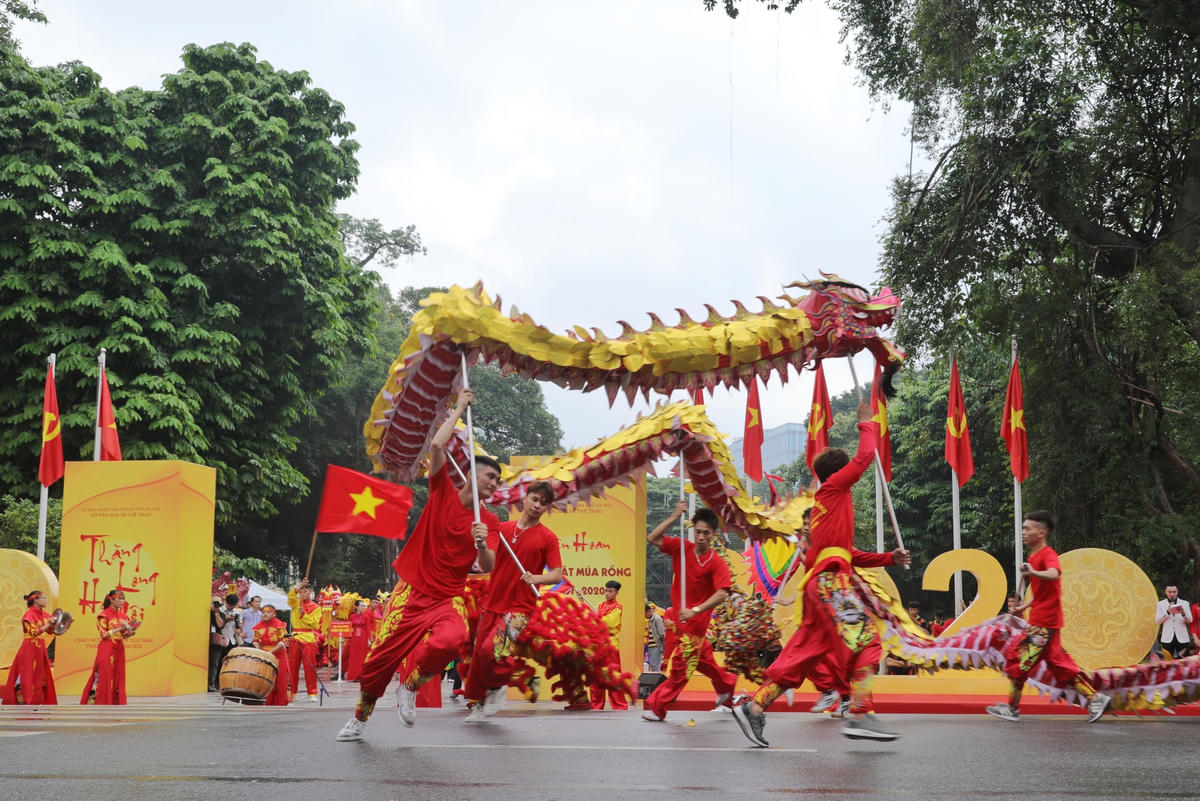 13 đội múa Rồng đua tài quanh hồ Hoàn Kiếm