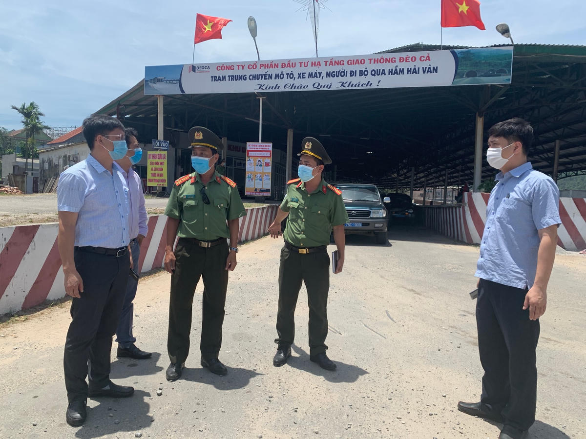 Ông Nguyễn Thanh Bình (bên trái), Phó Chủ tịch UBND tỉnh Thừa Thiên - Huế kiểm tra thực tế tại trạm trung chuyển hầm Hải Vân.