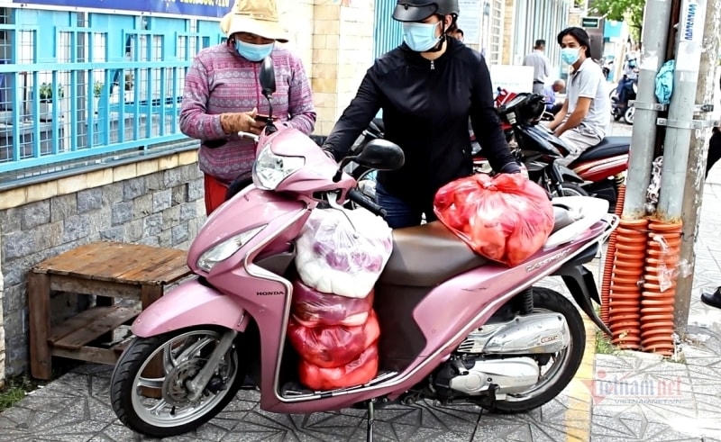 Những phần cơm miễn phí được những người tình nguyện chở đến cổng bệnh viện.