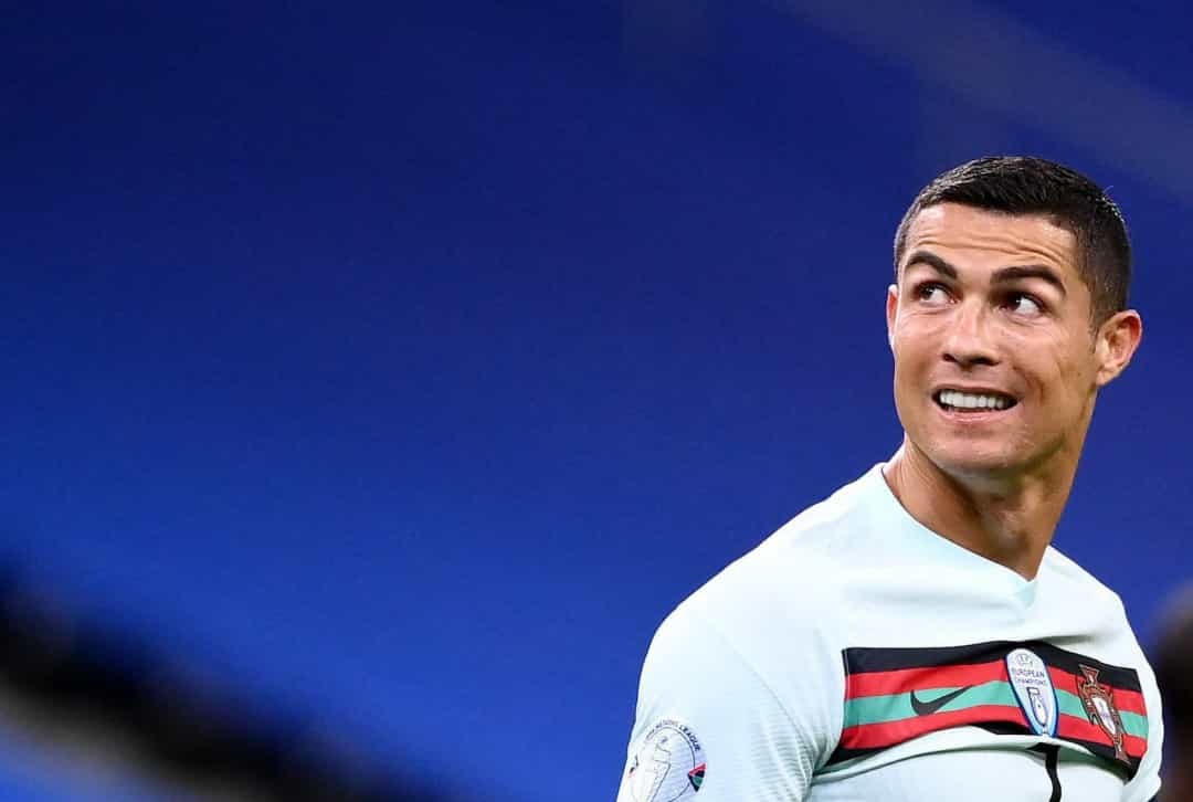 Ngôi sao bóng đá Cristiano Ronaldo - tổng thu nhập: 105 triệu đô la Mỹ - Quốc tịch: Bồ Đào Nha.  