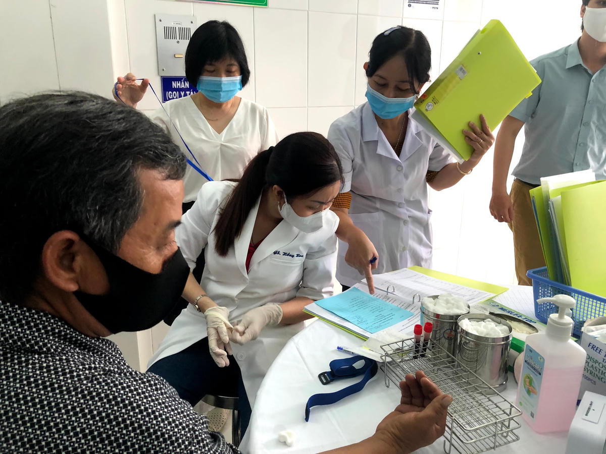 TPHCM bắt đầu tiêm vaccine ngừa Covid-19 cho nhân viên bệnh viện.