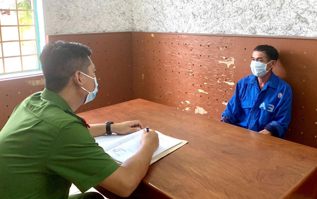 Đối tượng Tứ tại cơ quan công an.