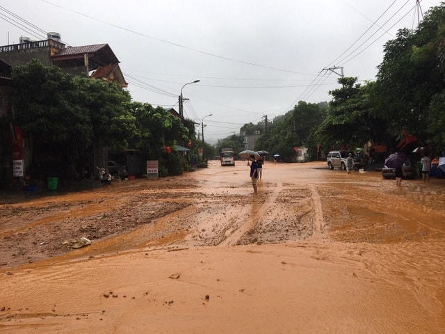 Đường Lý Tự Trọng ngập trong bùn đất (Ảnh: Mạnh Thắng).  