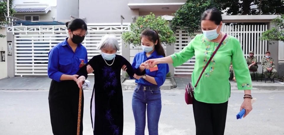 Tương tự, tại điểm bầu cử số 4, phường Phú Diễn, Từ Liêm (Hà Nội), từ sáng sớm cụ Hà Thị Mý, 109 tuổi cùng con trai, cháu có mặt để tham dự ngày hội toàn dân.