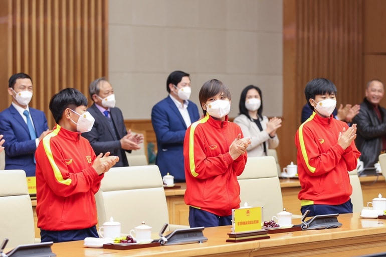 Thủ tướng gọi các nữ cầu thủ là những 'cô gái kim cương'
