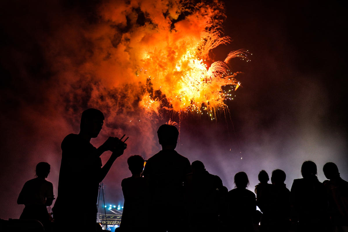Một cảnh bắn pháo hoa mang hình hài 'phượng hoàng lửa'.