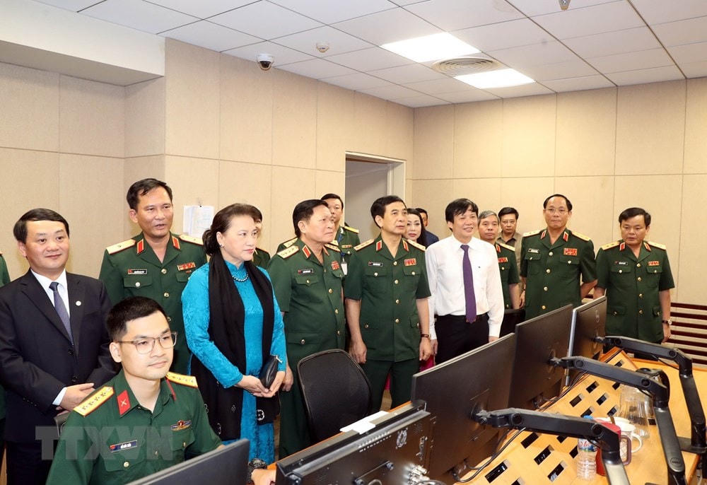 Chủ tịch Quốc hội Nguyễn Thị Kim Ngân và các đại biểu tham quan Trung tâm Phát thanh-Truyền hình Quân đội. Ảnh: TTXVN.