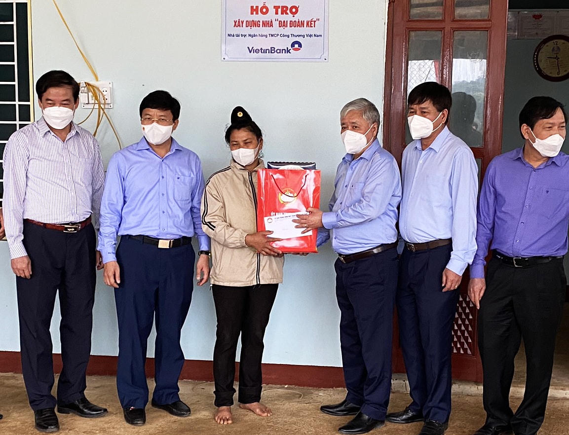 Chủ tịch Đỗ Văn Chiến thăm, tặng quà gia đình ông Lò Văn Nhân, tổ 1, thị trấn Điện Biên Đông được hỗ trợ làm nhà Đại đoàn kết.