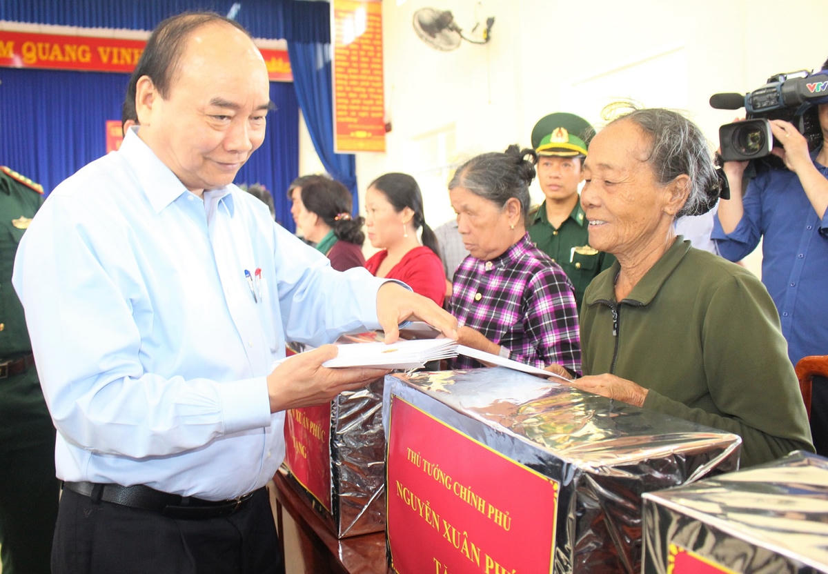 Thủ tướng Nguyễn Xuân Phúc thăm, hỏi tặng quà cho bà con huyện Núi Thành.
