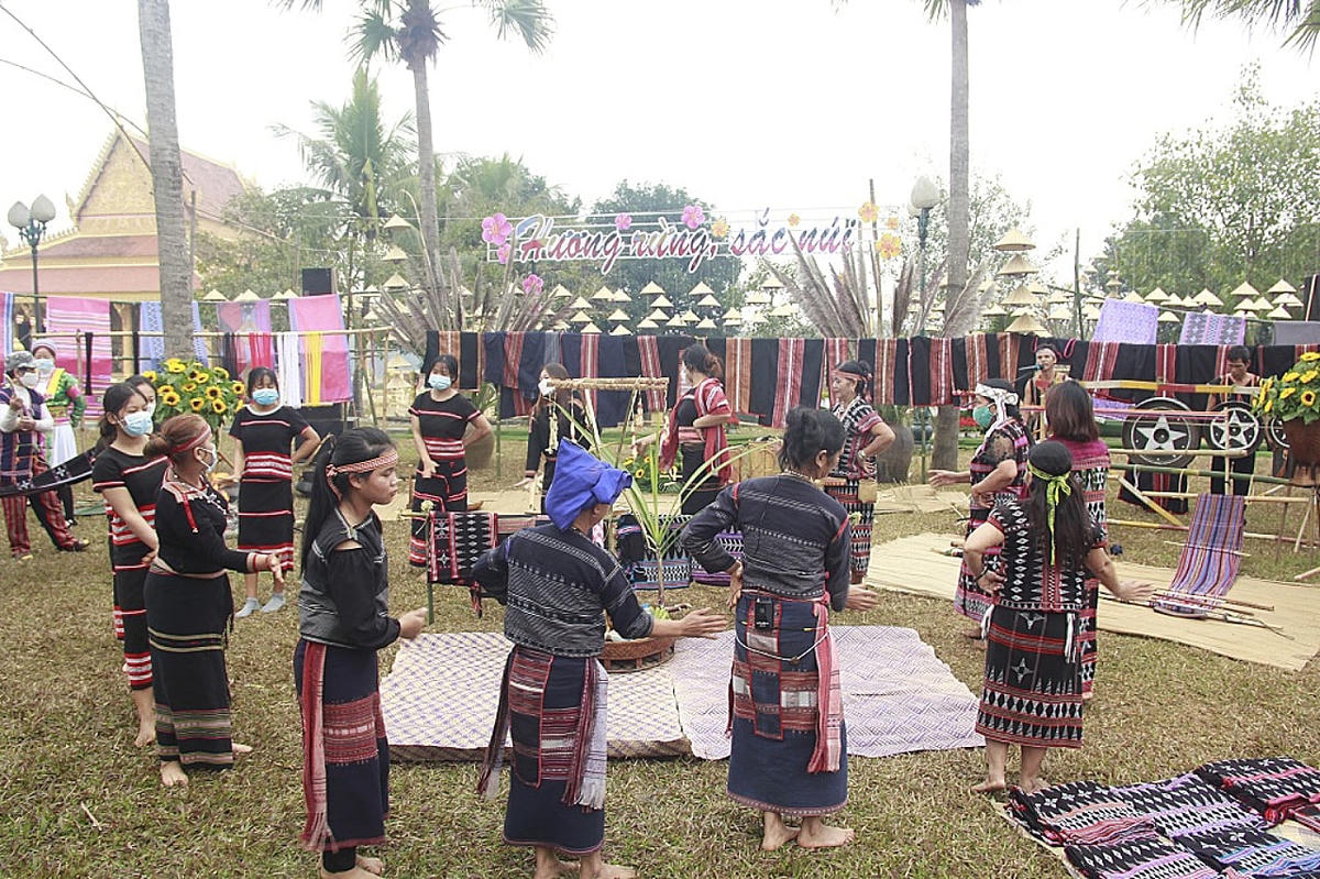 Sau khi thực tái hiện những nghi lễ của các đồng bào dân tộc là những tiết mục văn nghệ mang hơi thở của hương rừng, sắc núi.