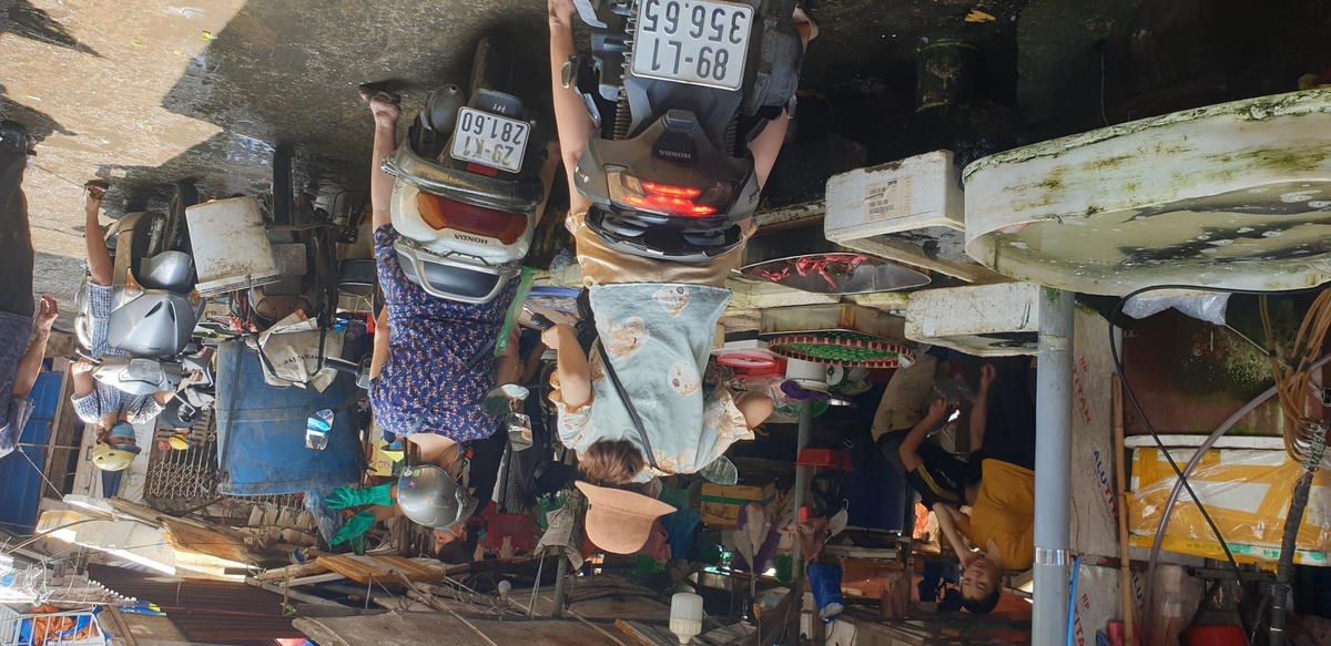 [ẢNH] Người dân Hà Nội vẫn tấp nập đi chợ cúng Rằm trong ngày đầu giãn cách