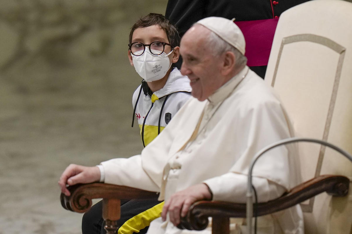 Giáo hoàng Francis nói chuyện với cậu bé 10 tuổi Paolo Junior, sau khi cậu bất ngờ bước đến gần ông vào đầu buổi tiếp kiến chung hàng tuần tại hội trường của Giáo hoàng Paul VI ở Vatican. Ảnh: AP/Alessandra Tarantino.