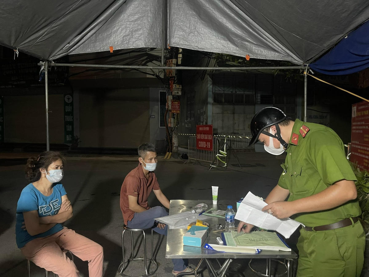 Cán bộ Công an xã trực đêm, kiểm tra giấy tờ và xử lý vi phạm không chấp hành trong công tác phòng, chống dịch tại tổ dân cư trên địa bàn.