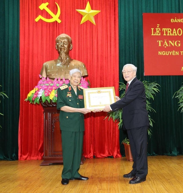 Nguyên Tổng Bí thư Lê Khả Phiêu nhận Huy hiệu 70 năm tuổi Đảng do Tổng Bí thư, Chủ tịch nước Nguyễn Phú Trọng trao tặng cuối tháng 8/2019.