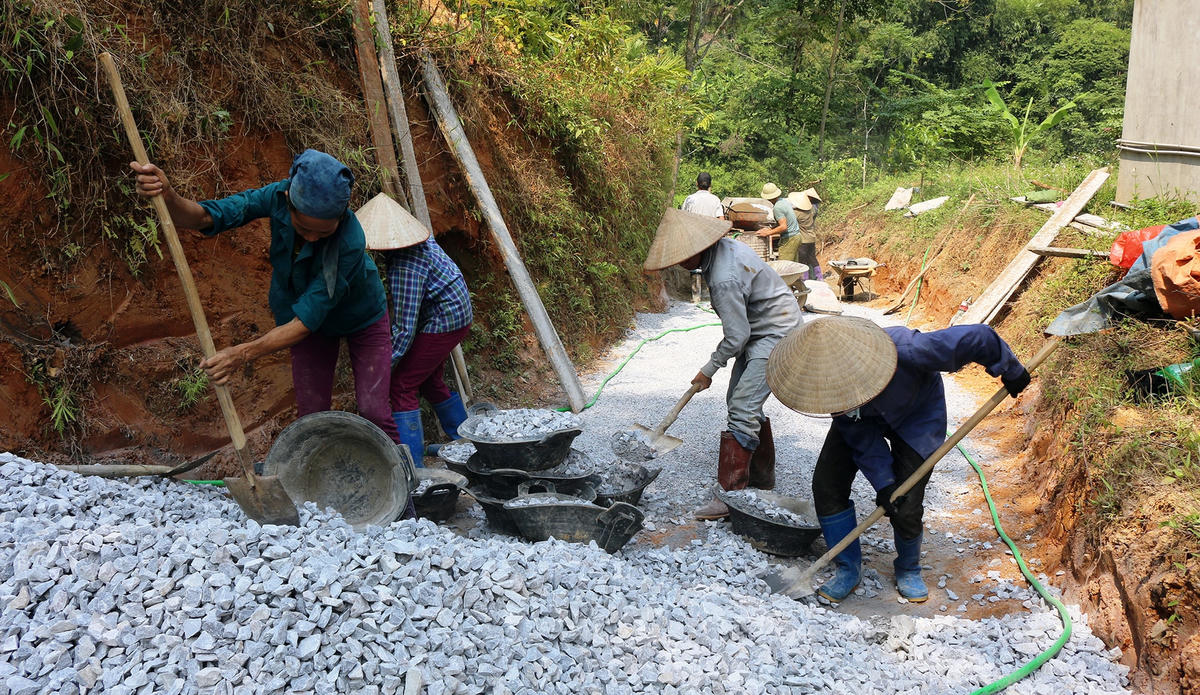 Người dân huyện Bạch Thông (Bắc Kạn) làm đường giao thông nông thôn.