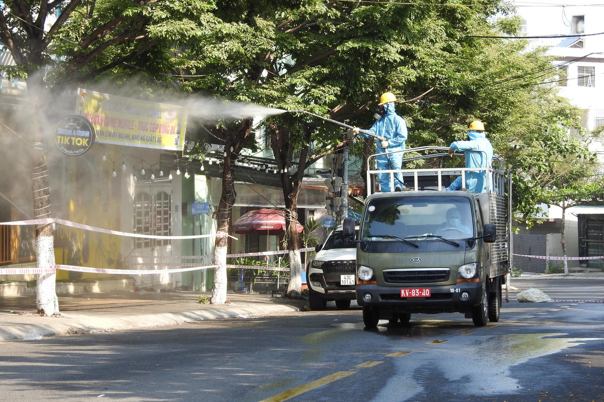 Bộ đội hóa học Quân khu 5 phun khử khuẩn các tuyến đường trước Khu công nghiệp An Đồn. Ảnh Bình Nguyên.