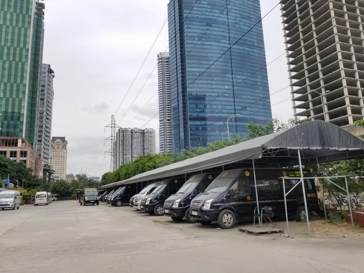 Bãi đỗ xe xây dựng trái phép trên mặt bằng dải cây xanh cách ly KĐT Mễ Trì Hạ vẫn ngang nhiên tồn tại.