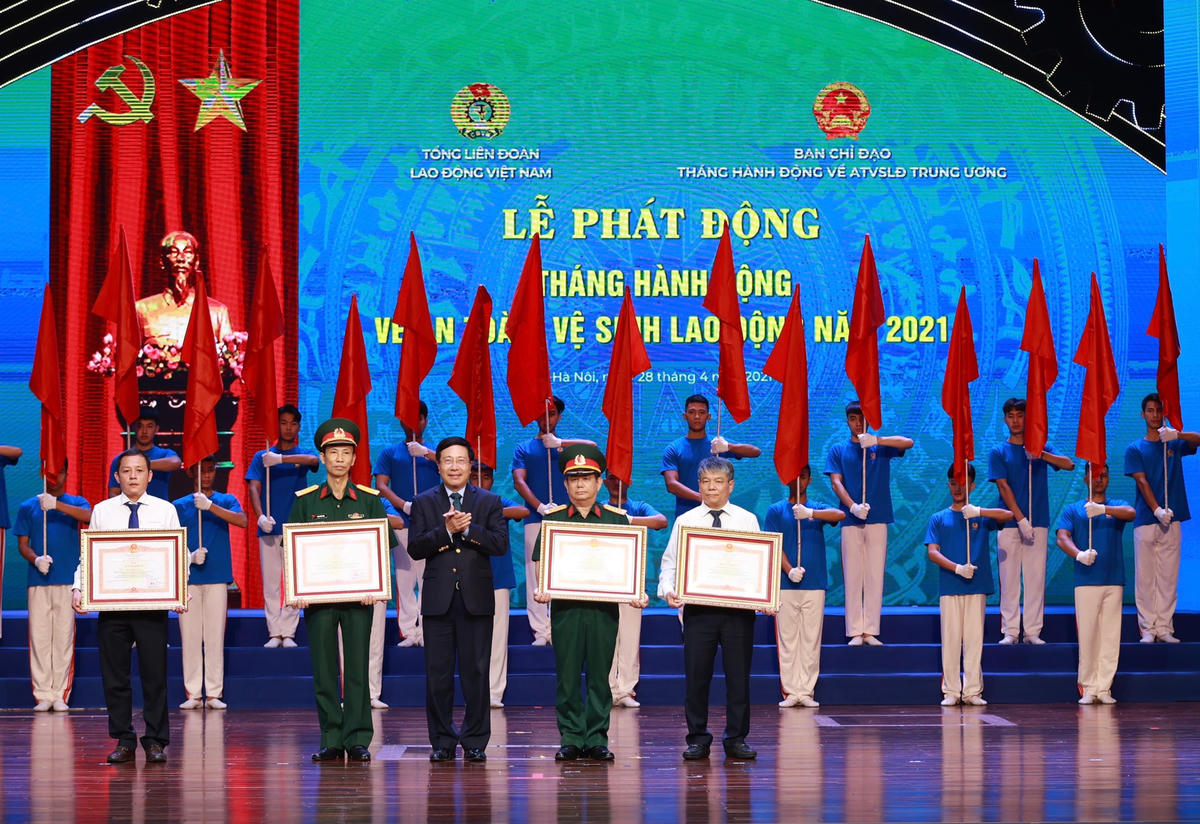 Các tập thể và cá nhân được nhận bằng khen của Thủ tướng Chính phủ. 