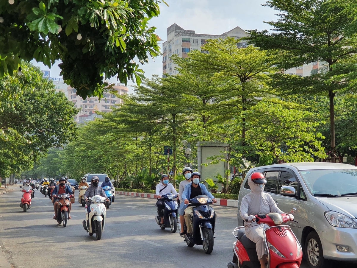 Rất đông người dân Thủ đô vẫn di chuyển trên các tuyến đường.