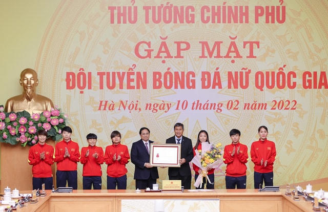 Thủ tướng gọi các nữ cầu thủ là những 'cô gái kim cương'