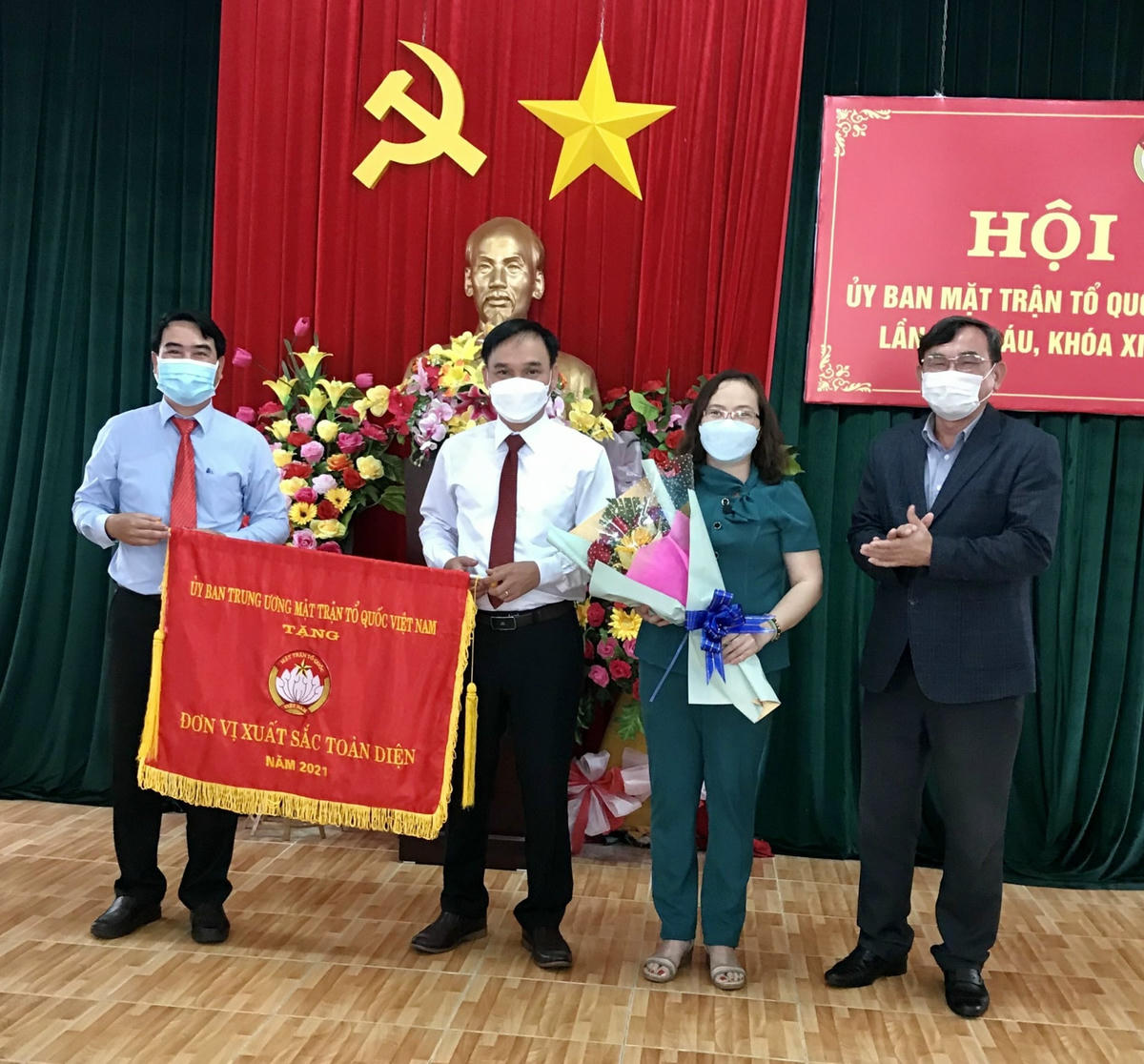 Ông Nguyễn Tấn Chân, Phó Chủ tịch HĐND tỉnh Phú Yên, trao cờ thi đua xuất sắc toàn diện năm 2021 của UBTƯ MTTQ Việt Nam cho Ủy ban MTTQ Việt Nam tỉnh Phú Yên.