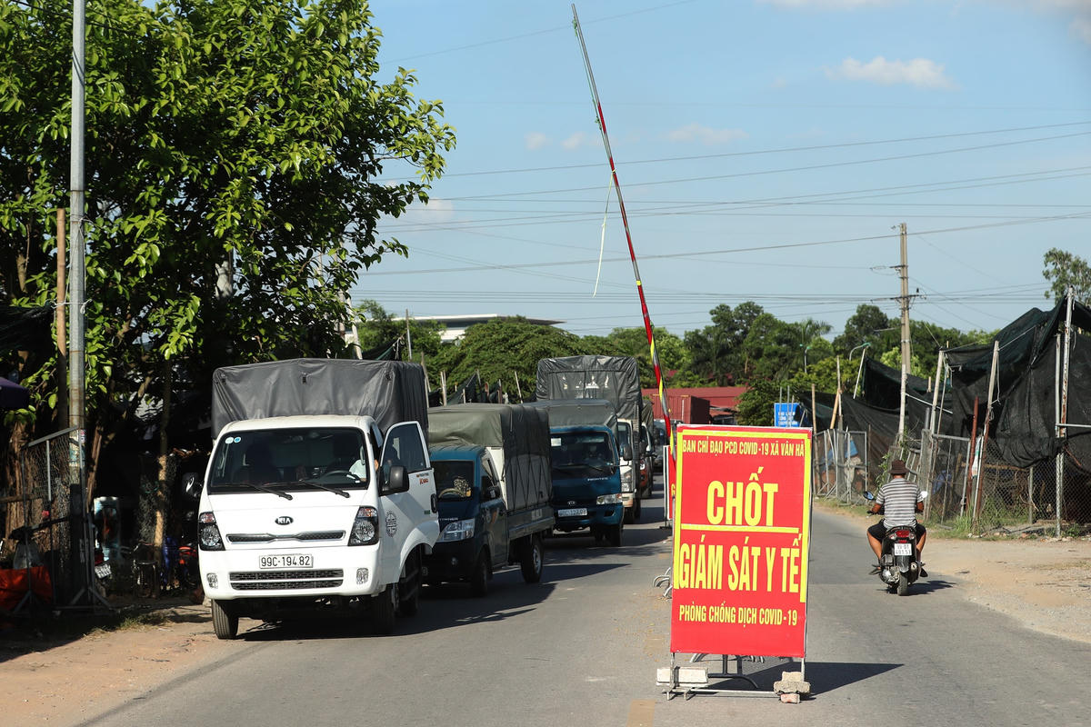 Tại chốt giám sát y tế xã Vân Hà (Đông Anh) nơi giáp ranh Bắc Ninh - Hà Nội, chiều 1/6. Ảnh: Quang Vinh.