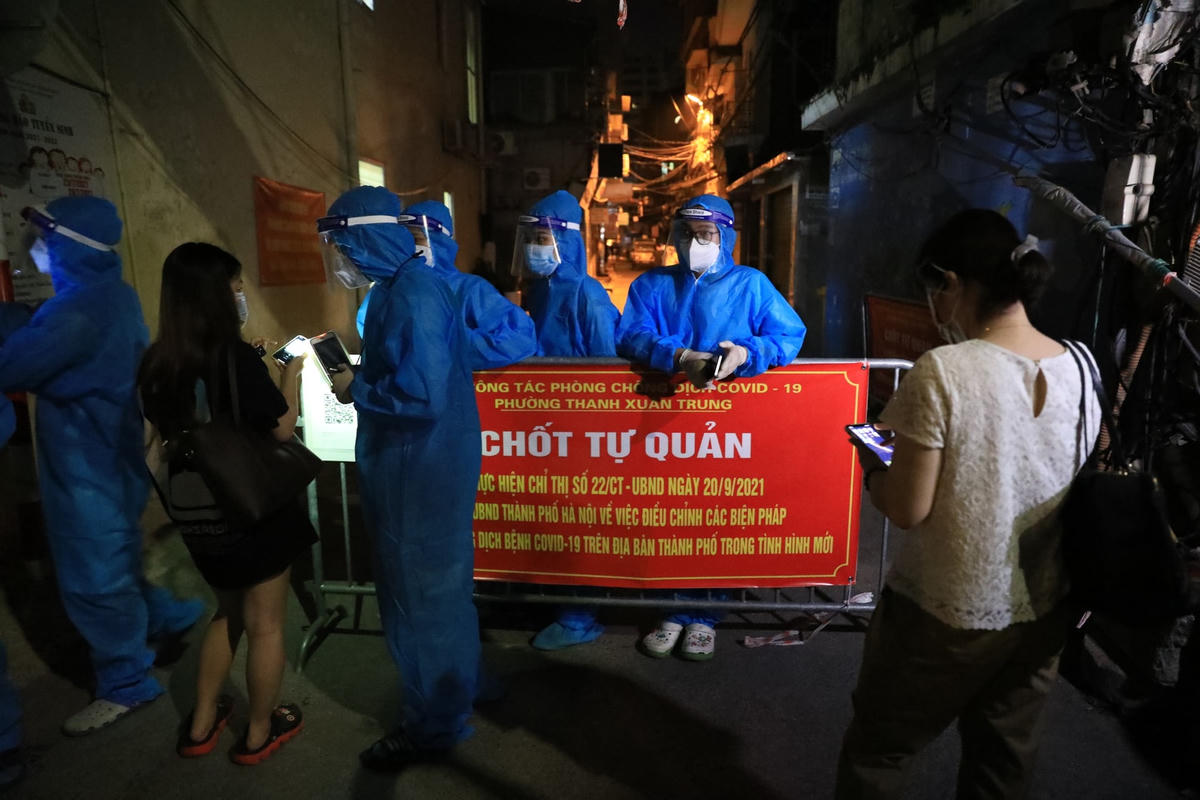 Trước đó, ngày 23/8, sau khi phát hiện trường hợp dương tính với Sars-Cov-2 trên địa bàn, quận Thanh Xuân thiết lập khu vực cách ly y tế ngõ 328 và 330 đường Nguyễn Trãi.