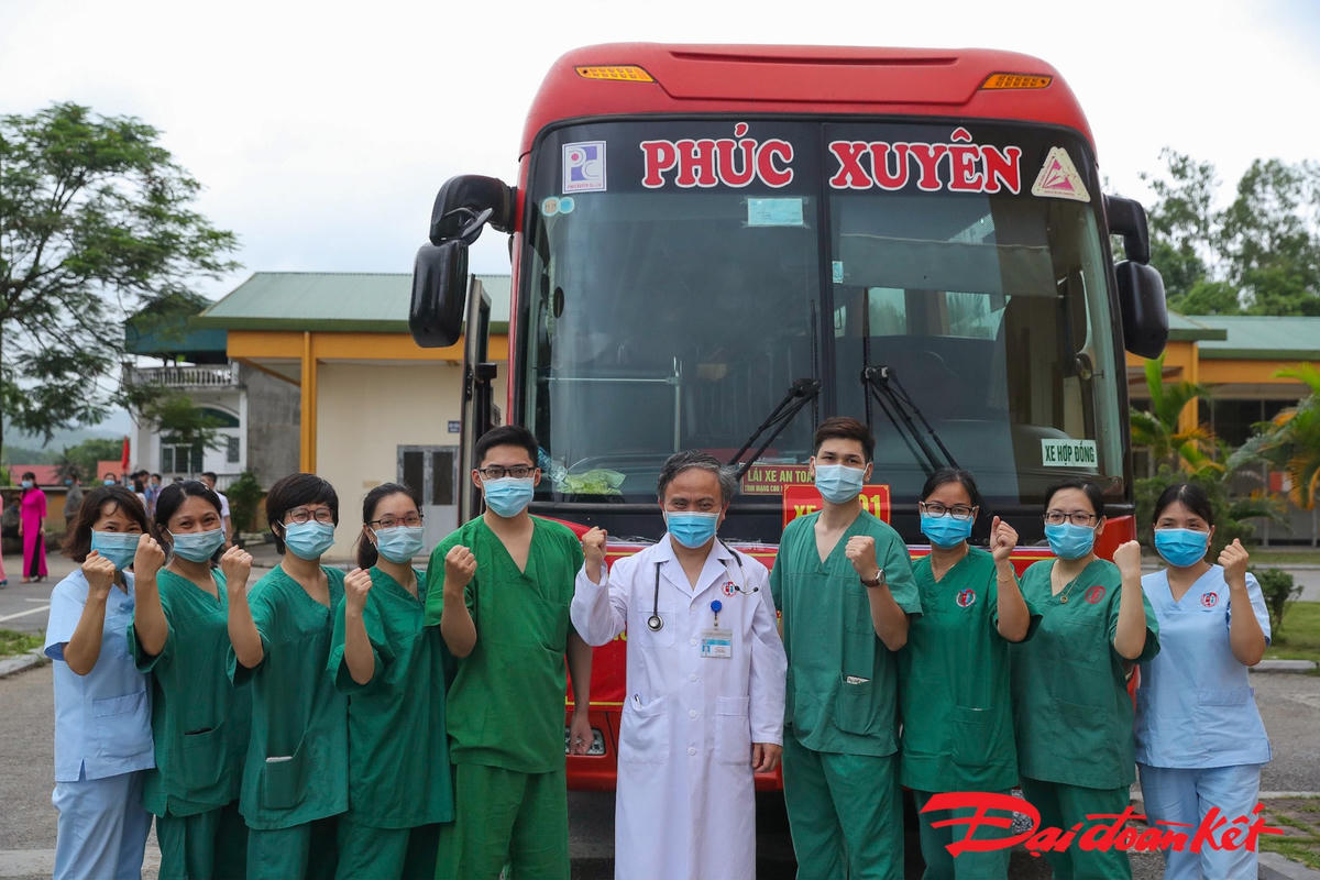 [ẢNH] 200 nhân viên y tế Quảng Ninh lên đường hỗ trợ Bắc Giang chống dịch
