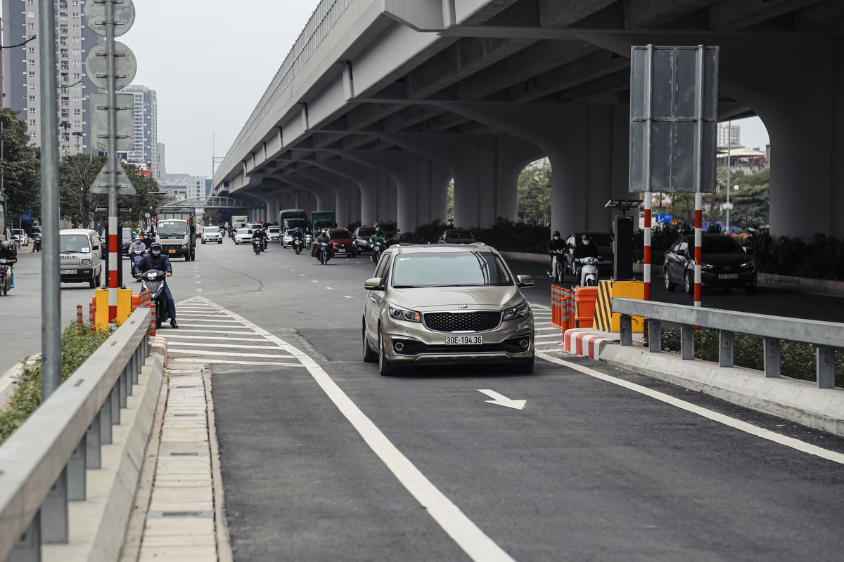 Do ngày đầu 6 nhánh lên xuống đi vào hoạt động nhiều lái xe vẫn còn lúng túng.