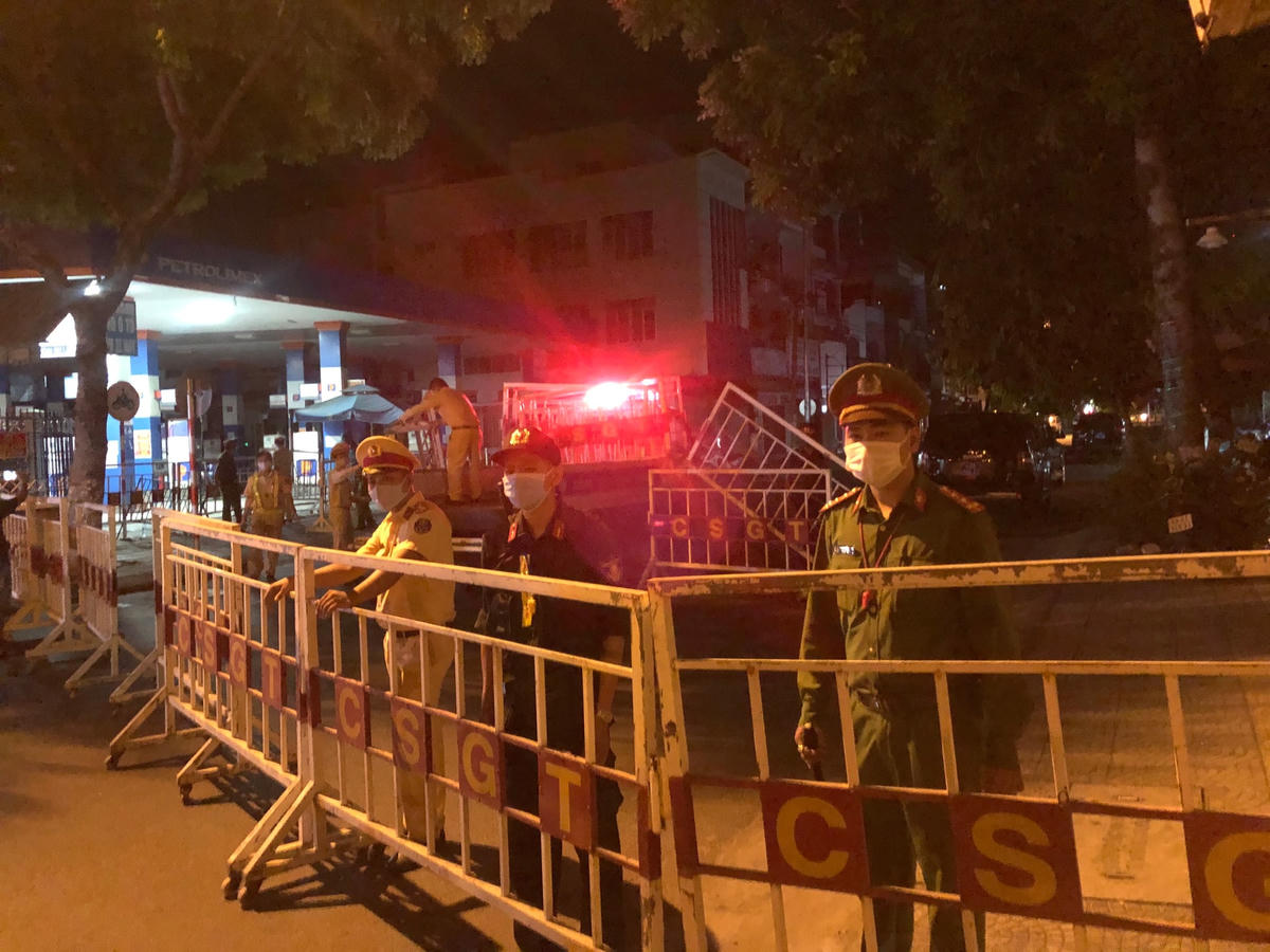 Lực lượng chức năng chốt chặn lối ra vào khu vực 3 bệnh viện, đoạn gần khoa Cấp cứu - Bệnh viện Đà Nẵng tại giao lộ Quang Trung - Đống Đa.