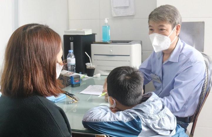 BS Bệnh viện Nhi trung ương tư vấn sức khỏe cho gia đình có trẻ bị trầm cảm.