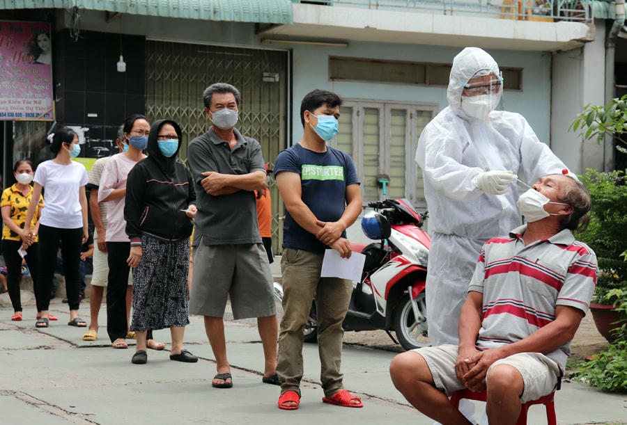 CDC Đồng Nai lấy mẫu cho người dân tại phường Long Bình, TP. Biên Hòa.