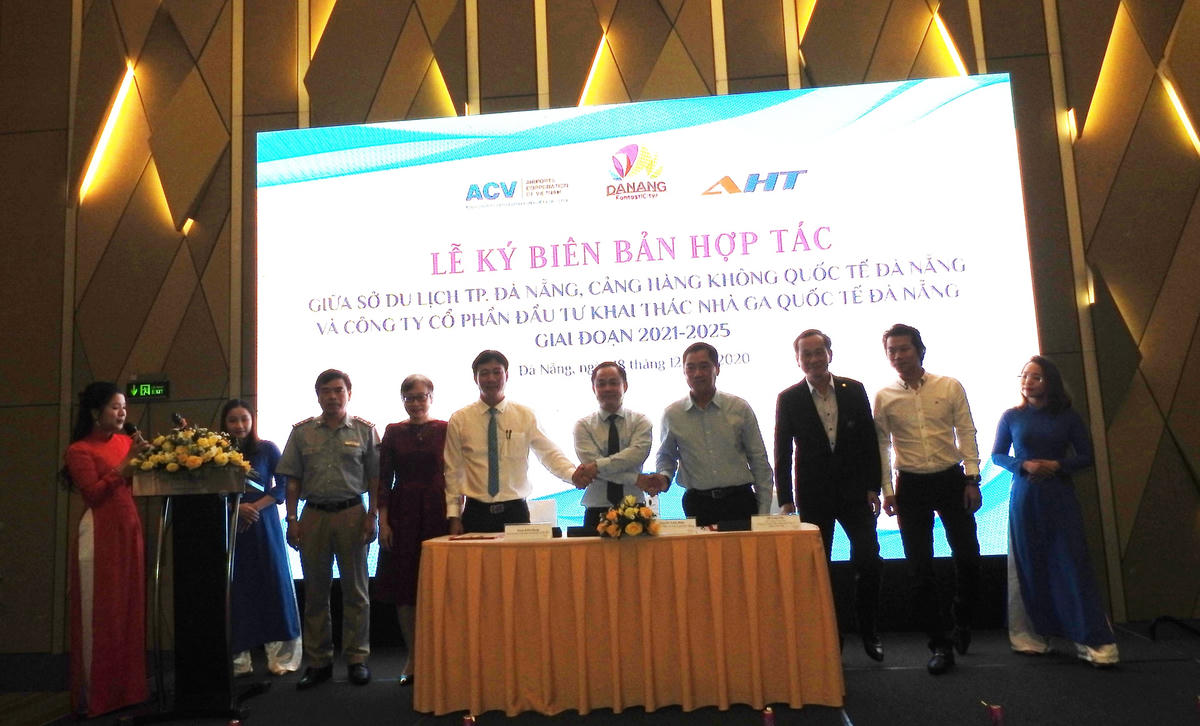 Đại diện 2 ngành Du lịch và Hàng không bắt tay hợp tác khôi phục lại các đường bay  đến Đà Nẵng sau đại dịch Covid - 19. Ảnh Thanh Tùng