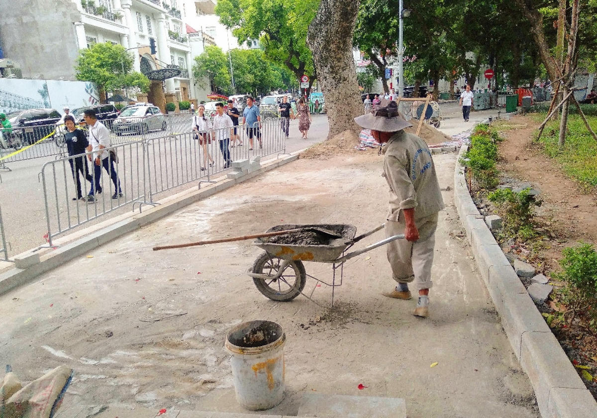 Các công nhân thi công cho biết: “Quy trình thi công theo hình thức