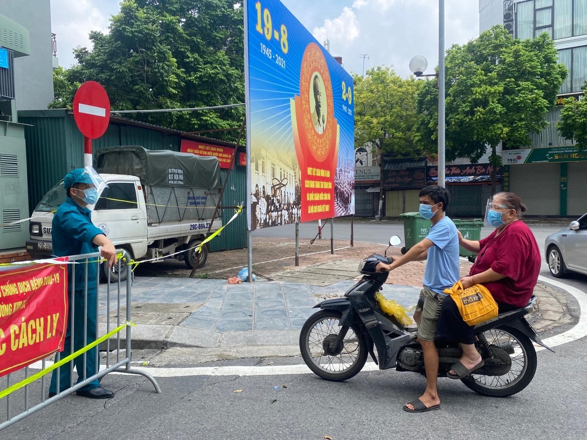 Lực lượng chức năng kiểm soát yêu cầu người dân không lưu thông qua khu vực này. 