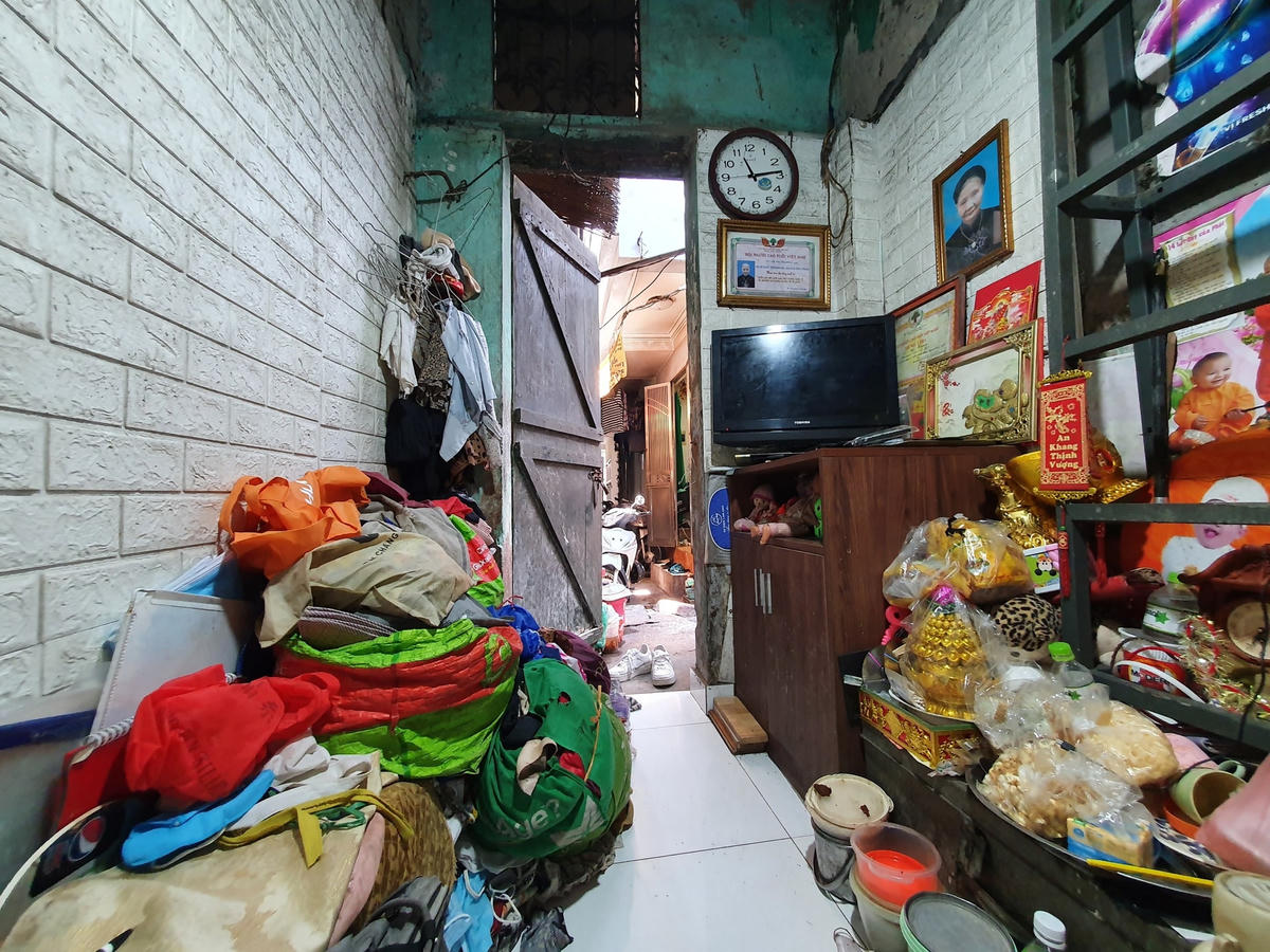 Bên trong căn nhà ngổn ngang đồ đạc...