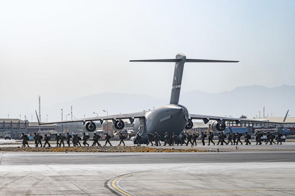 Những máy bay sơ tán người dân dưới sự bảo vệ của quân đội Mỹ tại Kabul. (Ảnh: AP).