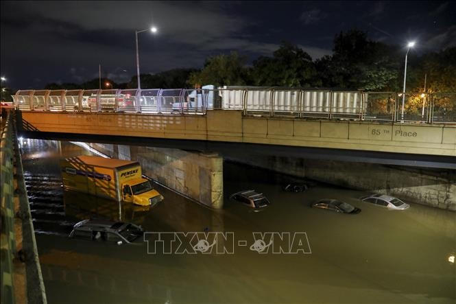 Nước lũ do hoàn lưu bão Ida gây mưa lớn nhấn chìm nhiều tuyến đường và phương tiện giao thông tại New York, Mỹ ngày 2/9/2021. Ảnh: THX/TTXVN.