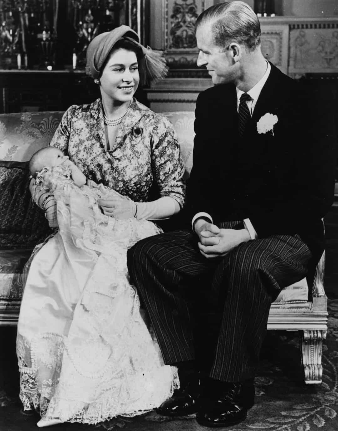 Công chúa Elizabeth và Hoàng tử Philip cùng con gái nhỏ của họ, Công chúa Anne, tại Cung điện Buckingham sau lễ rửa tội của cô, năm 1950.