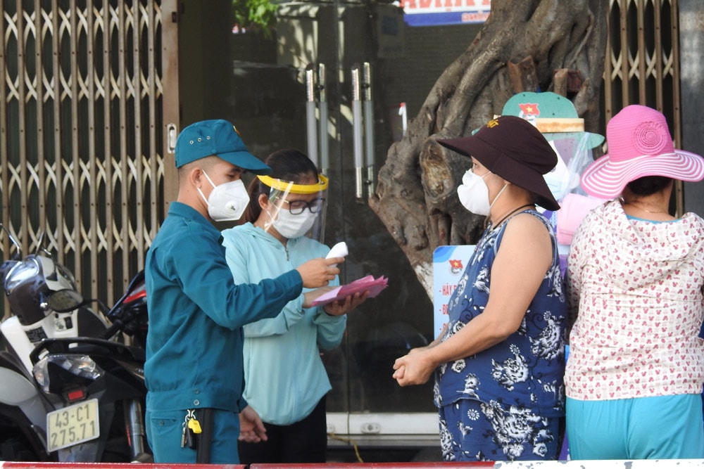 TP Đà Nẵng vẫn áp dụng hình thức phân chia tần suất đi chợ 3 ngày/lần bằng việc phát thẻ đi chợ cho các hộ dân. Ảnh: Bình Nguyên.