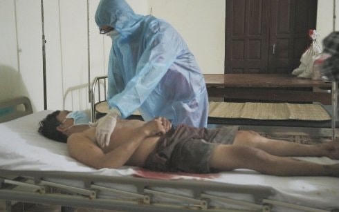 Trung tâm Y tế thị trấn Trường Sa, thăm khám kiểm tra sức khỏe cho ngư dân Nguyễn Kim Mận.