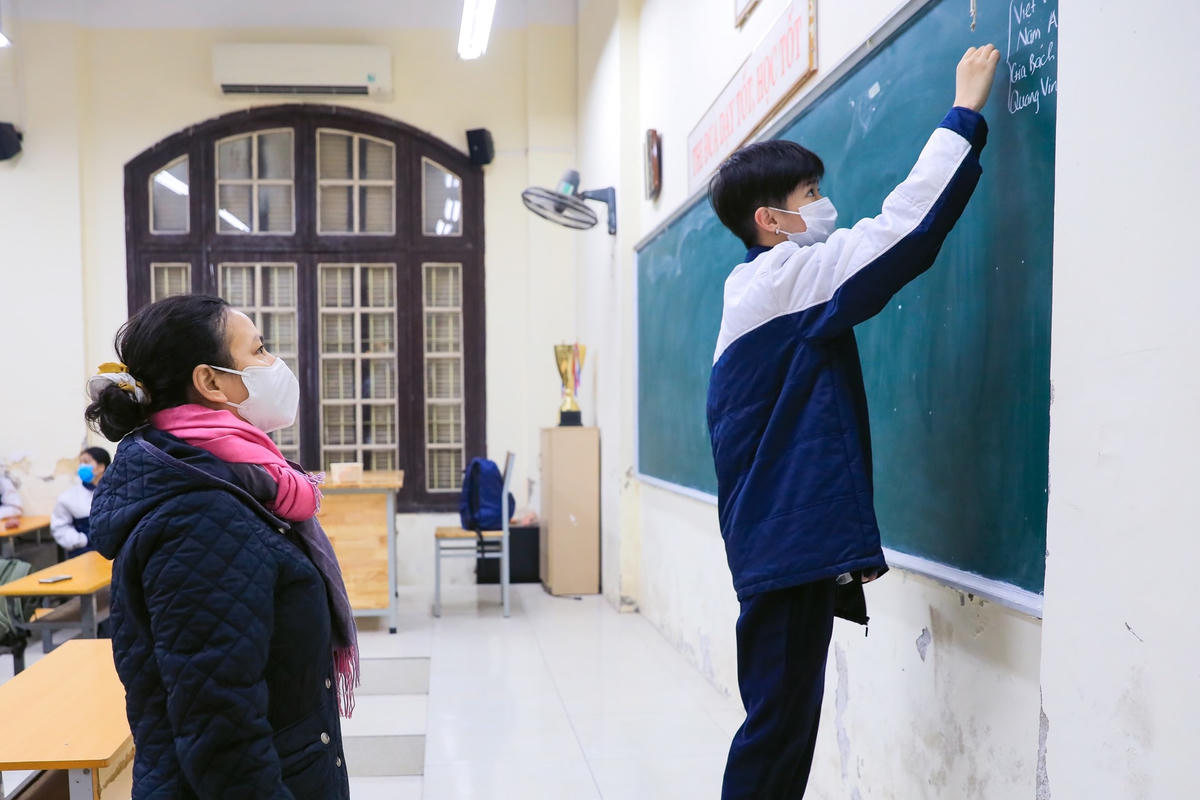 Cô giáo cùng học sinh ôn lại những kiến thức.