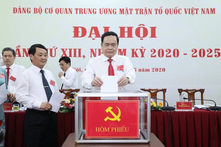 Các đại biểu tiến hành bỏ phiếu. Ảnh: Quang Vinh.