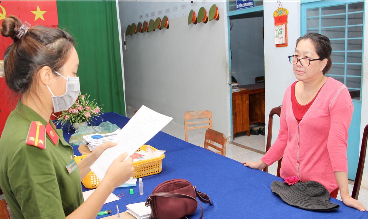 Nguyễn Thị Kim Hạnh (Mười Tường) bị cơ quan CSĐT đọc lânhj bắt. 